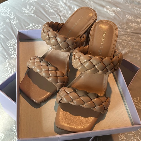 Adorable braided slide heels - Picture 1 of 8